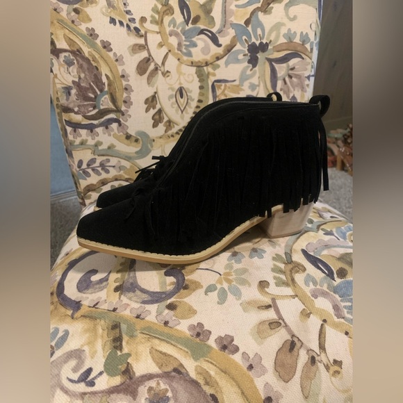 NWOT Black Fringe Women's Ankle Boots - Picture 3 of 7